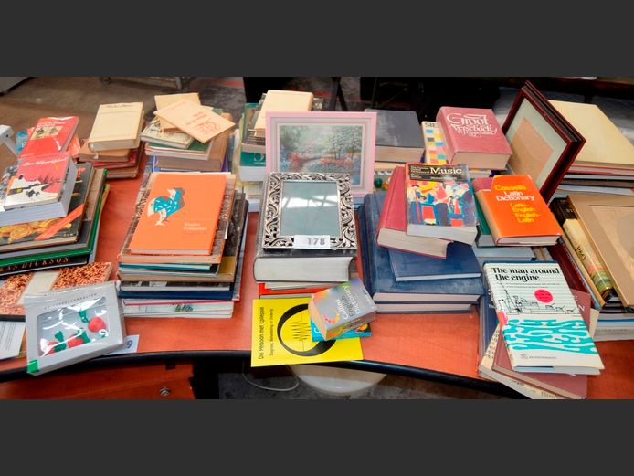 LOT: BOOKS & PICTURE FRAMES