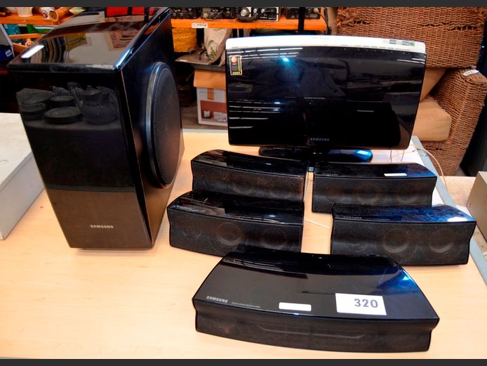 SAMSUNG HOME THEATRE SYSTEM WITH REMOTE [Switches on, untested further]