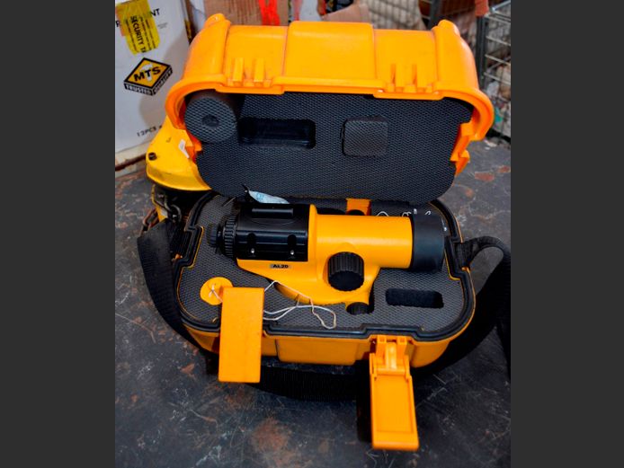 DUMPY LEVEL IN CASE [Untested]