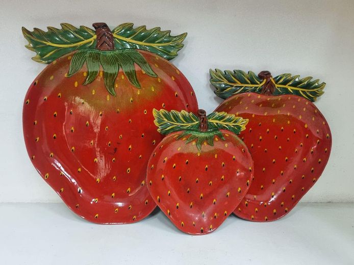 Vintage Strawberry Painted Serving Platters Lightweight Wood – Set of 3