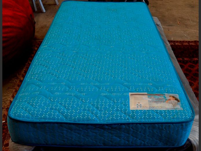 SEALY POSTUREPEDIC SINGLE MATTRESS [No base]