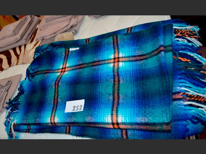 LOT: 3 x MULTI-COLOURED KNEE BLANKETS
