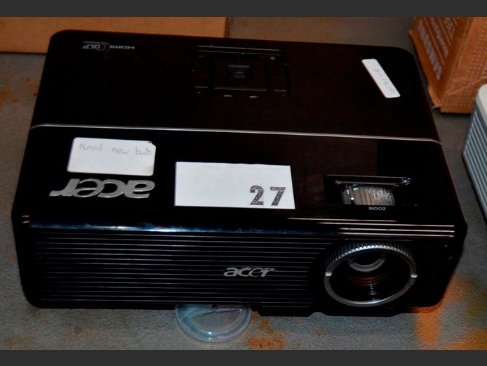 ACER PROJECTOR [Switches on, needs new lamp]