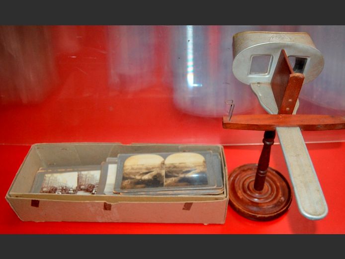 ANTIQUE VIEWMASTER WITH COLLECTION VIEWMASTER PICTURES, Date 1900