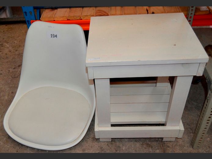 WHITE PAINTED SIDE TABLE & A WHITE PLASTIC CHAIR SEAT, 43 x 37 x 54cm [1,7]