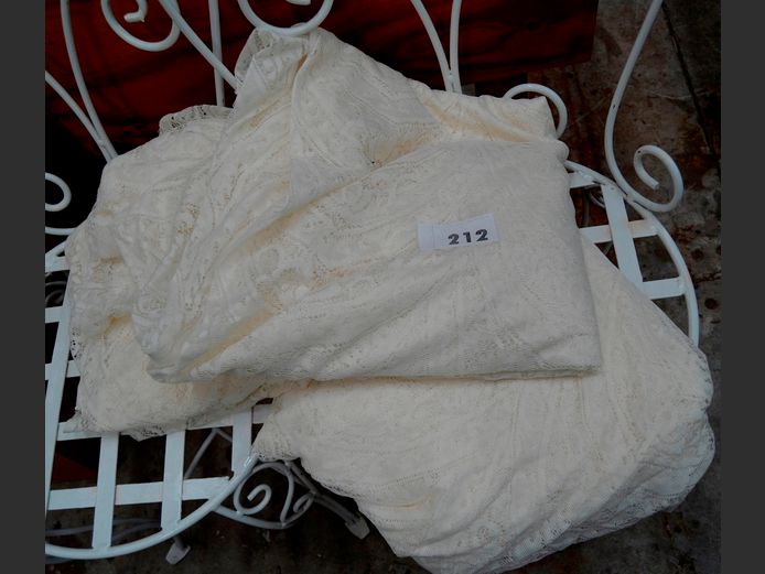 LOT: 4 x NET CURTAINS