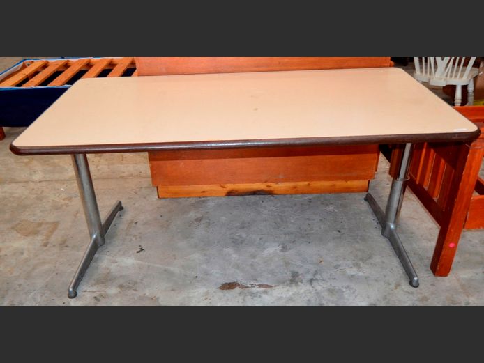 MELAMINE DESK ON STEEL LEGS, 162 x 81 x 74cm