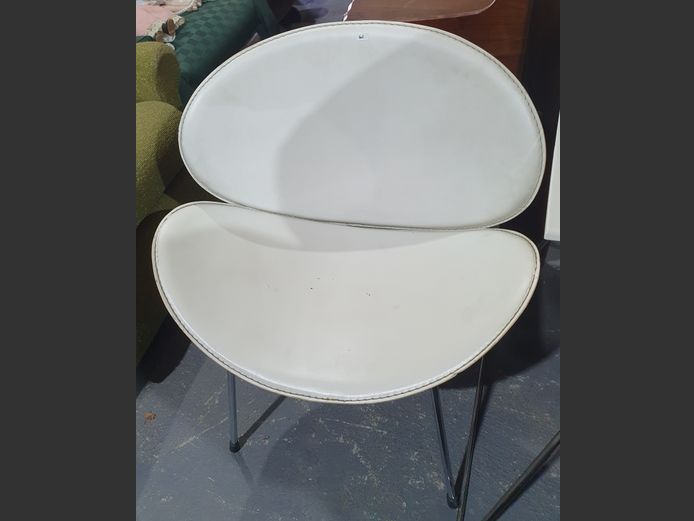 WHITE LEATHER TUB CHAIR ON CHROME BASE