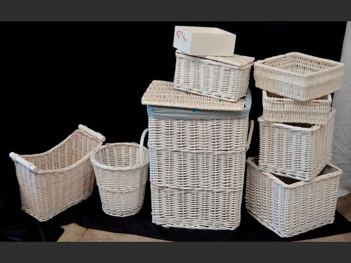 WHITE WICKER LAUNDRY BASKET & ASSORTED WICKER BASKETS