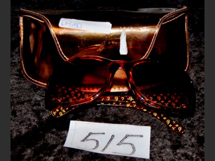 PAIR GUESS SUNGLASSES IN CASE
