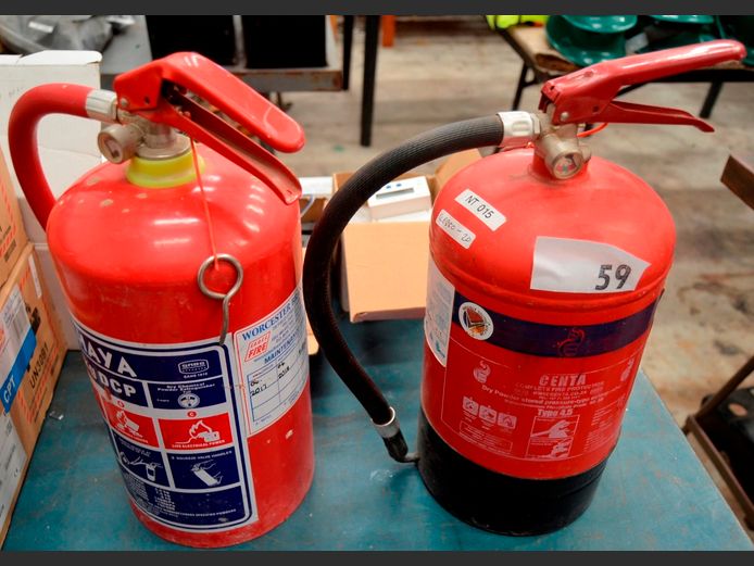 LOT: 2 x FIRE EXTINGUISHERS [Condition unknown]