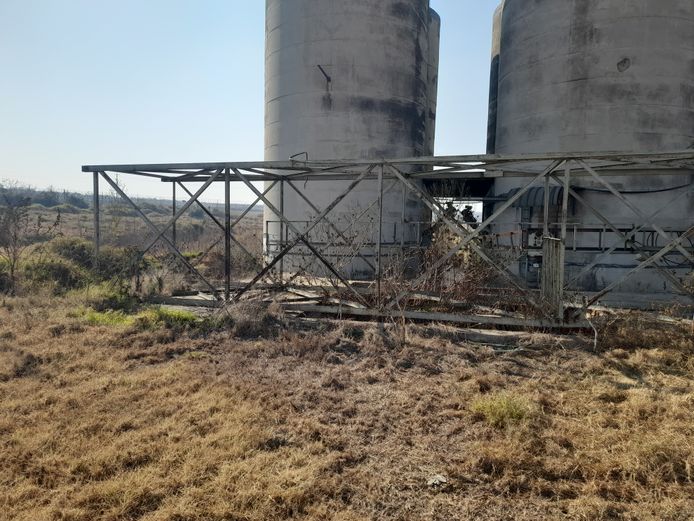 1 X WHITE WATER TANKS, 2 X BROWN WATER TANKS & TANK STAND