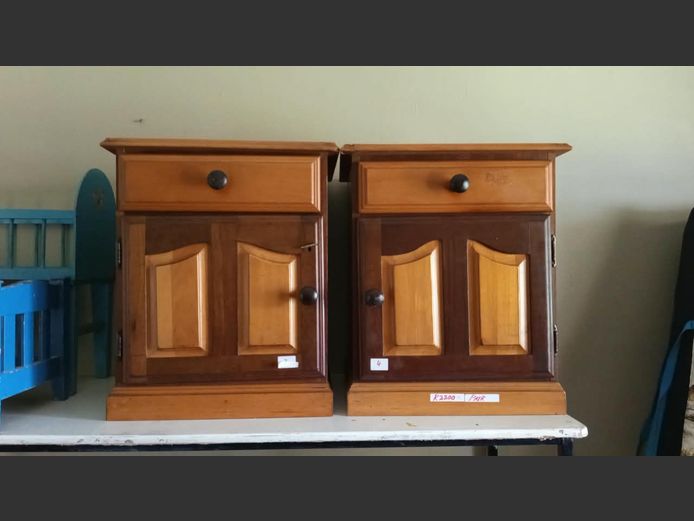 PAIR YELLOWWOOD & IMBUIA SINGLE DOOR, SINGLE DRAWER BEDSIDE PEDESTALS, 48 x 43 x 59cm