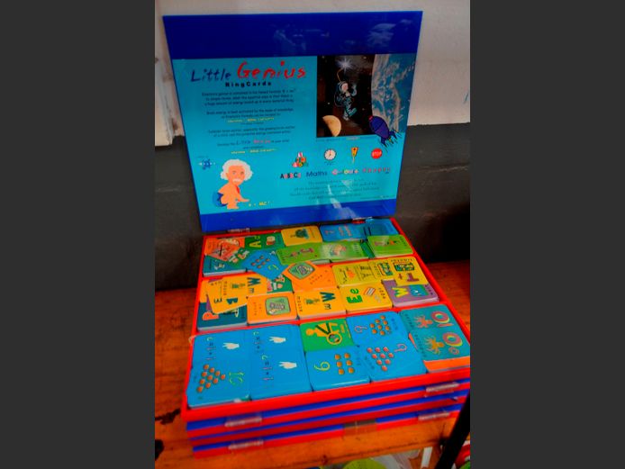 LITTLE GENIUS RING CARDS IN 4 PERSPEX CASES