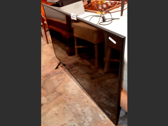 SAMSUNG 49" LED TV [Switches on, screen cracked] ### LICENCE PLEASE ###