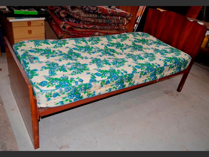 MAHOGANY FINISH SINGLE BED WITH HEAD- & FOOTBOARD & AIRFLEX MATTRESS