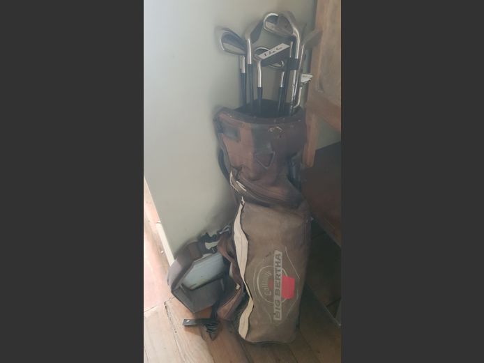 GOLD BAG WITH CLUBS
