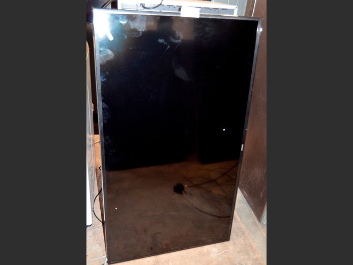 SAMSUNG 50" L.E.D. TV [Switches on, untested further, screen cracked] ### LICENCE PLEASE ###