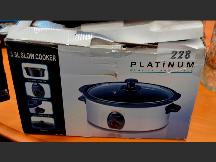 PLATINUM 3.5 LITRE SLOW COOKER [Switches on, untested further]