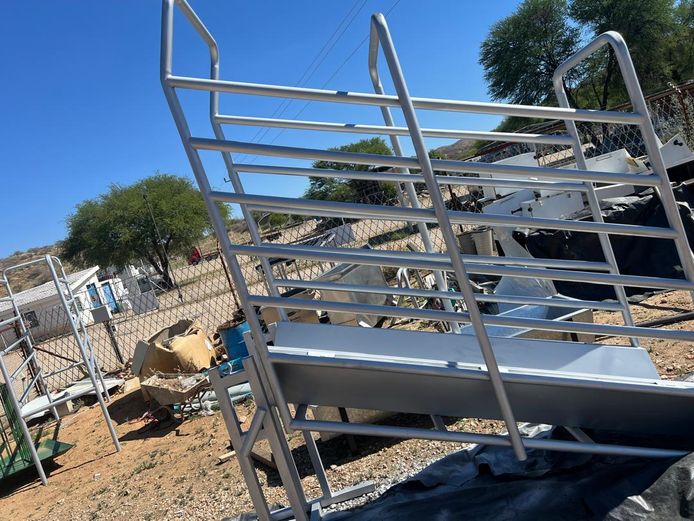 Cattle loading ramp