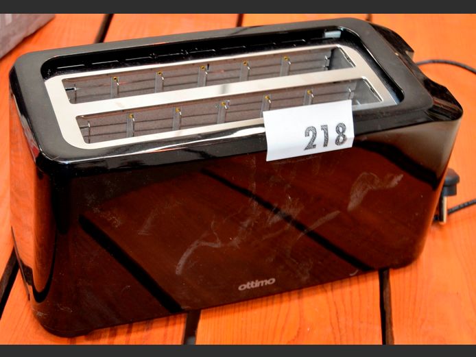 OTTIMO 4-SLICE TOASTER [Switches on, Untested further]
