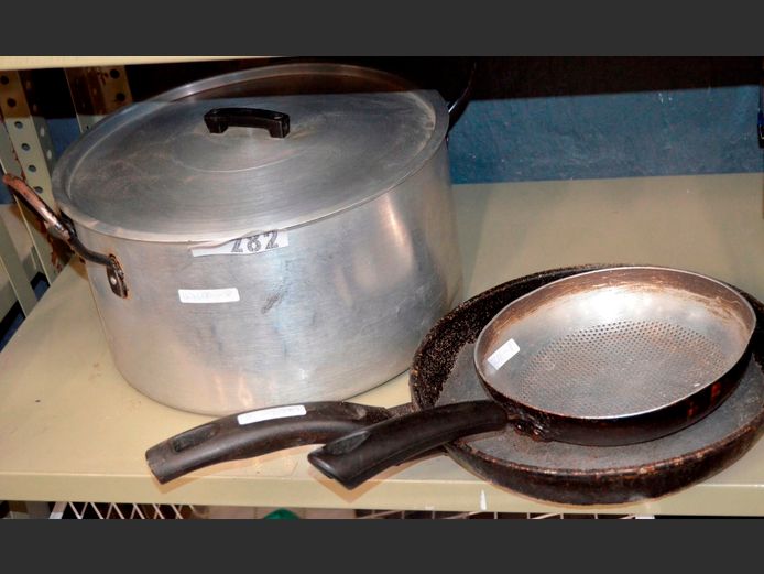 LOT: ALUMINIUM POT & 2 x FRYING PANS
