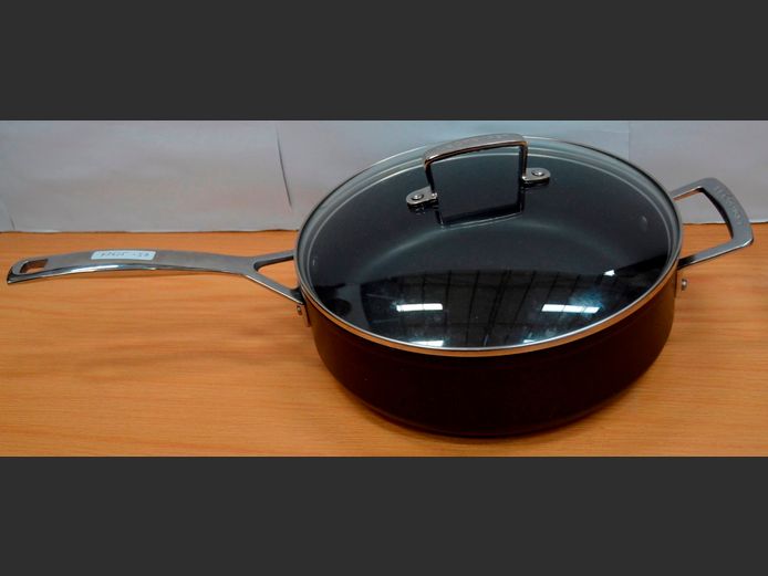 LE CREUSET NON-STICK SAUTE PAN WITH LID, 26cm Diameter