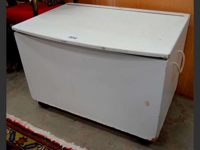 WHITE PAINTED KIST, 70 x 49 x 48cm [Needs some TLC]