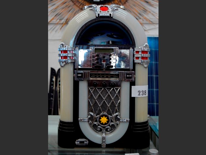 FUNKY JUXEBOX STYLE CD/RADIO, 33 x 23 x 50cm [Switches on, untested further]