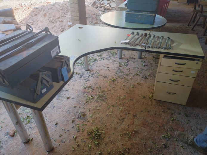 L -SHAPE DESK WITH DRAWERS