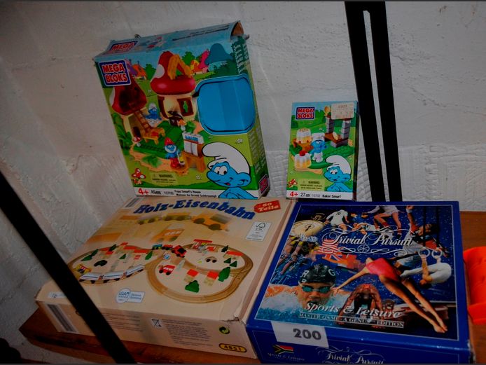 LOT: MEGA BLOKS BUILDING BLOCKS, TRIVIAL PURSUIT, etc