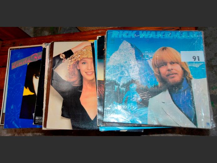 COLLECTION +/- 50 LP RECORDS: PINK FLOYD, BOB DYLAN, QUEEN, KIM WILDE, etc