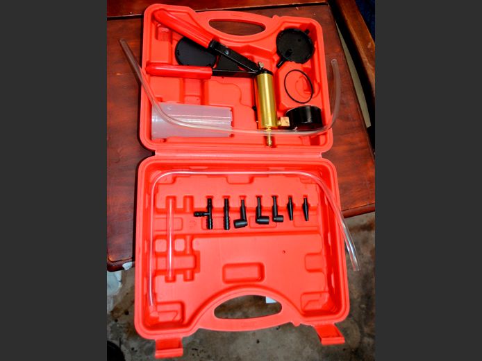 LPTS VACUUM TESTER & A BRAKE BLEEDING KIT IN CASE