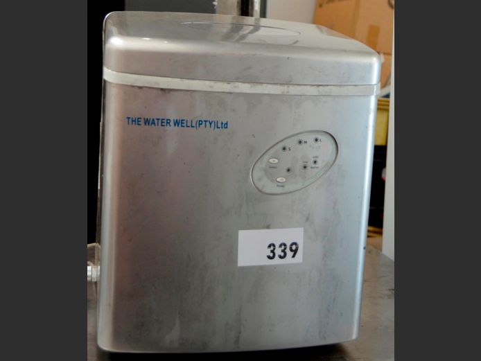 THE WATER WELL ICE MAKER [Switches on, untested furter] [#: 414186826]