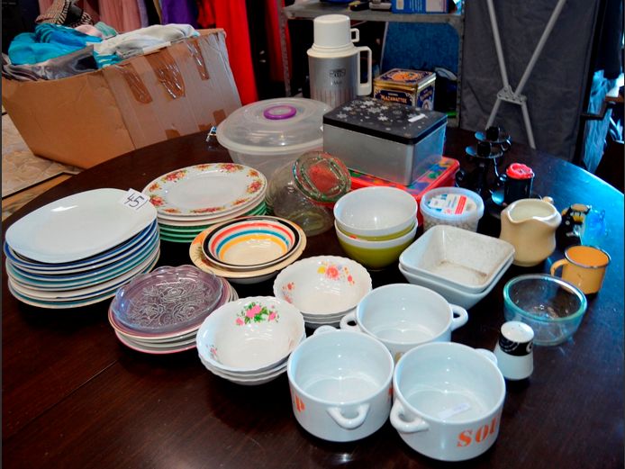 ASSORTED DINNER PLATES, SOUP BOWLS, COLLECTABLE TINS, etc