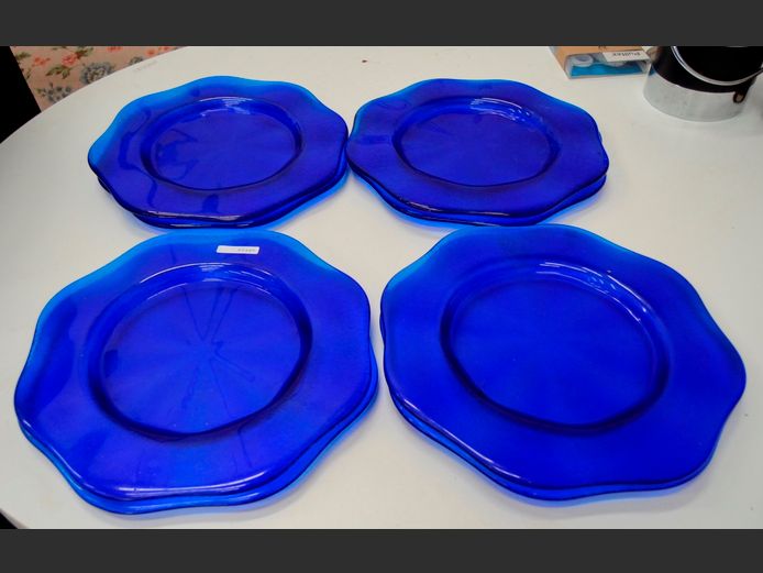 SET OF 8 BLUE GLASS PLATES, 34cm Diameter