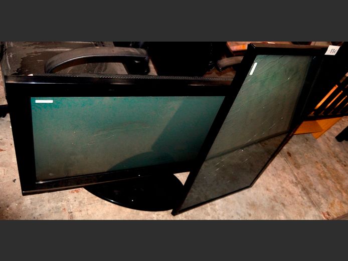LOT: SAMSUNG & LG 42" PLASMA TV's [Dead, Damaged] ### LICENCE PLEASE ###