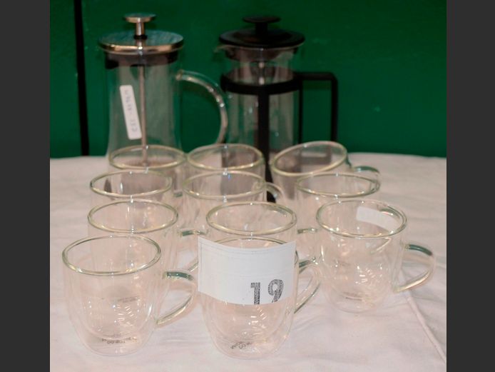 LOT: 2 x FRENCH PRESSES WITH 11 GLASS MUGS