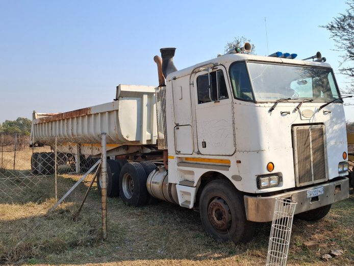 1999 Peterbilt 362 Double axle Truck Trackter