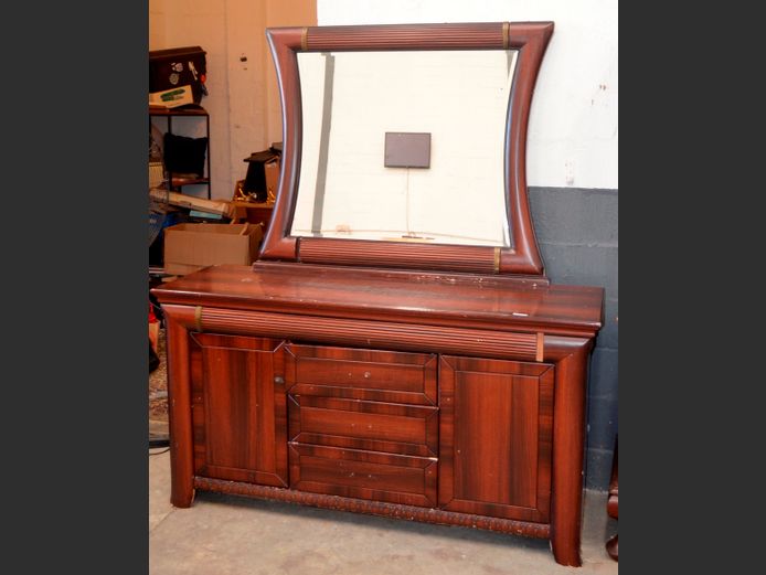 MAHOGANY FOIL 2-DOOR, 3-DRAWER DRESSING TABLE, 160 x 50 x 85cm WITH MIRROR, 116 x 96cm [Scratched] [#: 420261296]