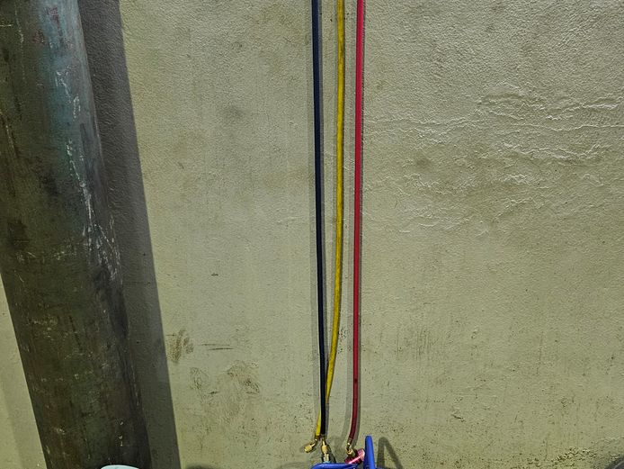 BLUE TOOLBOX (EQUIPPED) WITH MANIFOLD SET