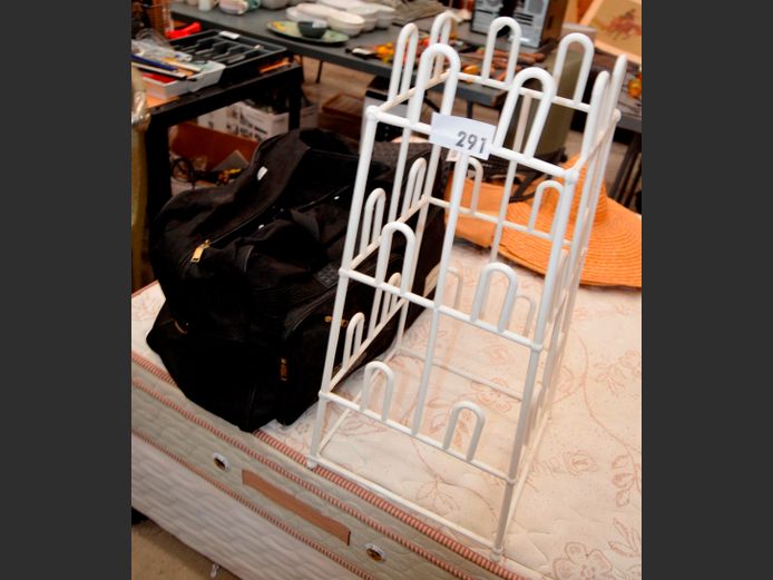 PLASTIC SHOE RACK, 33 x 33 x 69cm, & ASSORTED BAGS [10,14]