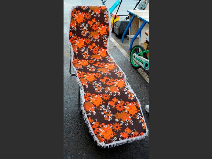 METAL FOLDING SUN LOUNGER WITH FLORAL CUSHION