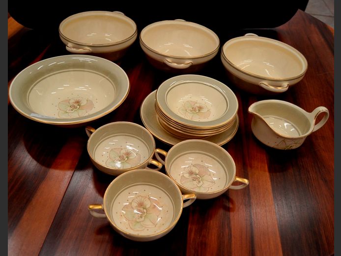 SUSIE COOPER, CROWN WORKS, BURSLEM, 15-PIECE PART DINNER SERVICE