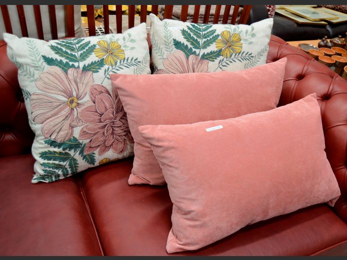 SET WHITE FLORAL & PINK SCATTER CUSHIONS