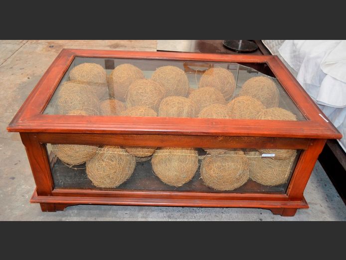 STAINED PINE COFFEE TABLE WITH GLASS TOP & DECORATIVE NESTS, 110 x 70 x 45cm [Glass to top broken]