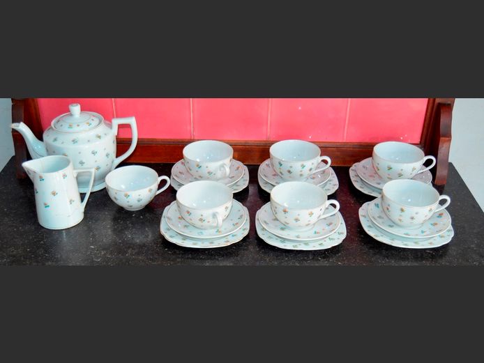WHITE FLORAL 22-PIECE PART TEA SET [Milk jug repaired]