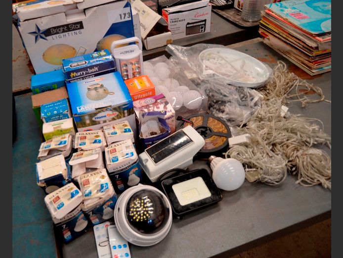 LOT: L.E.D. SOLAR & SECURITY LIGHTS [Untested]