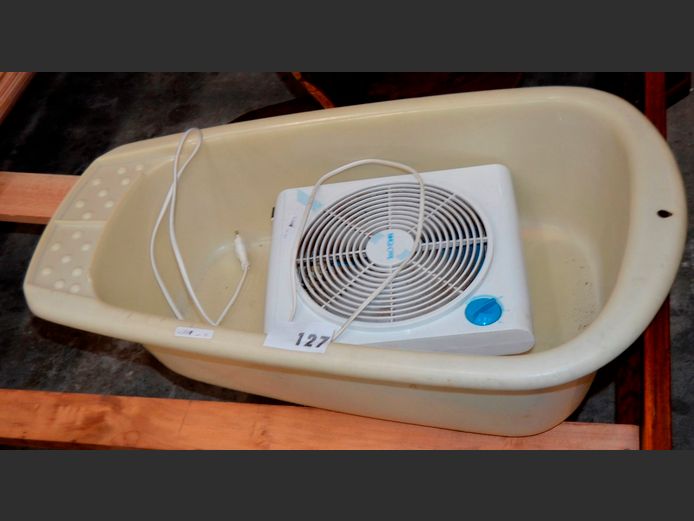 LOT: PLASTIC BABY BATH & A MAGI-COOL FAN [Switches on]