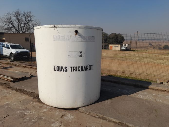 1 X WHITE WATER TANKS & 2 X BROWN WATER TANKS
